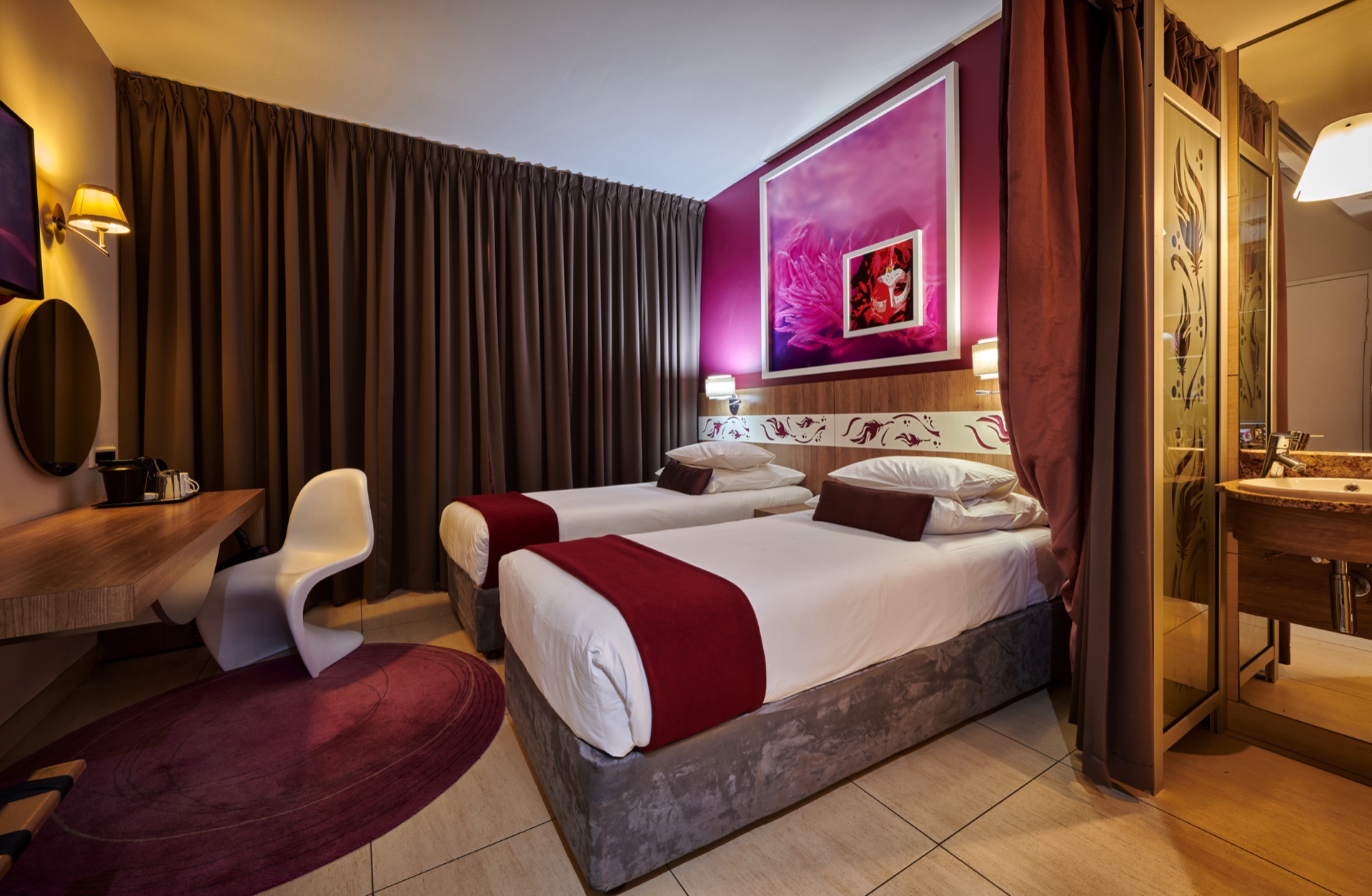 Classic Twin room with two single beds, desk and vanity at Rio, Klerksdorp