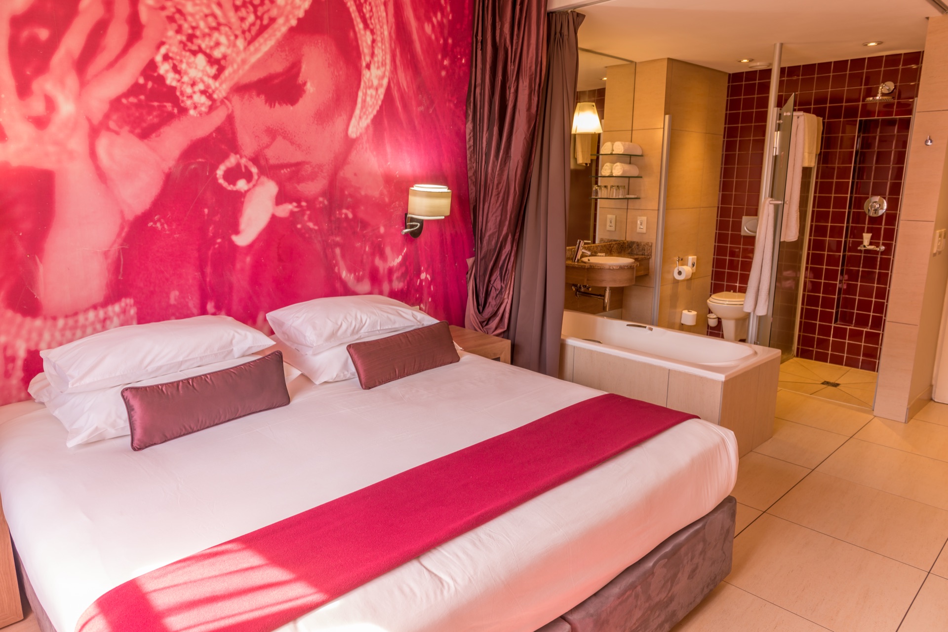 Superior King room with carnival mural, bathtub and walk-in shower at Rio, Klerksdorp