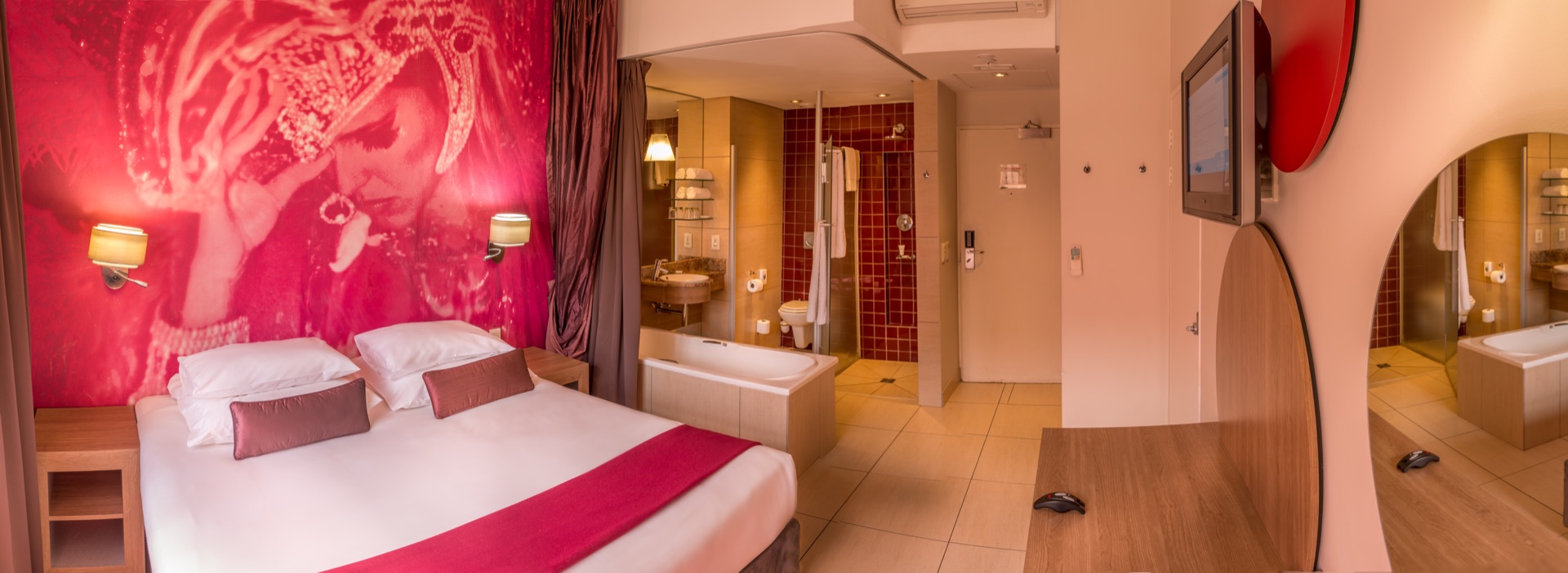 Panoramic Superior King room with bed, tub and en-suite at Rio, Klerksdorp